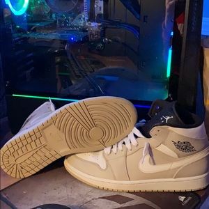 Jordan 1 mid desert sand